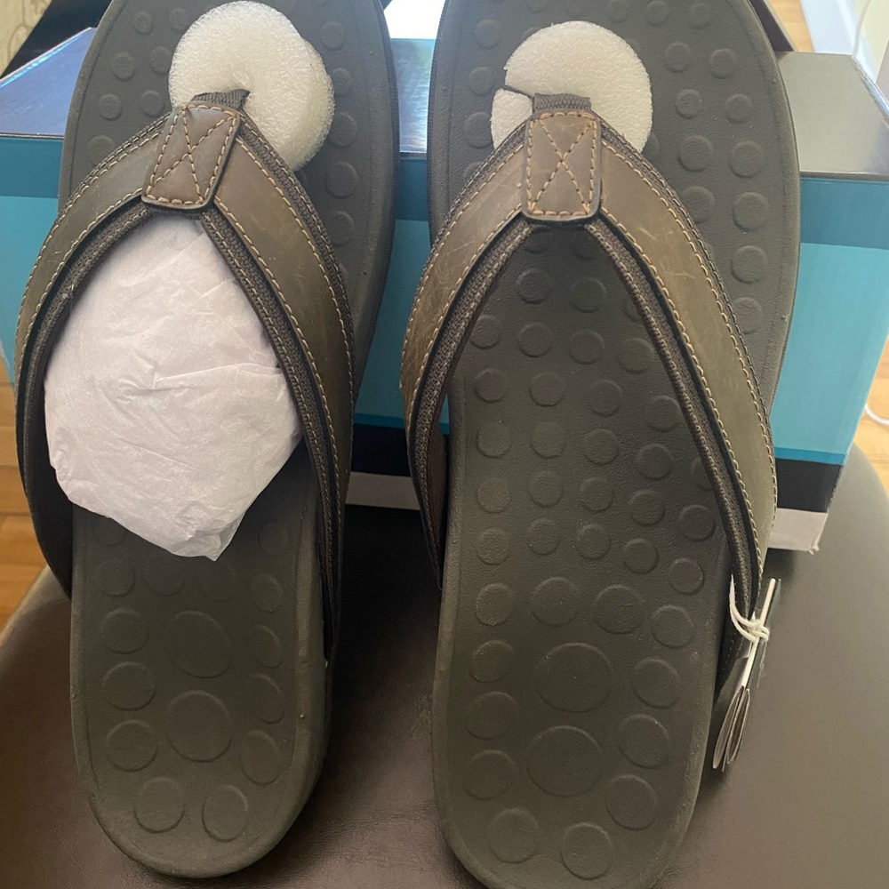 Vionic Mens Tide Brown Flip Flops. Size 13